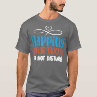 Womens Pregnant Woman Napping Announcing Pregnancy Tシャツ