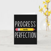 Womens Progress Over Perfection Motivational Back  カード (黄色い花)