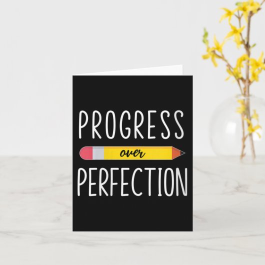 Womens Progress Over Perfection Motivational Back  カード (黄色い花)