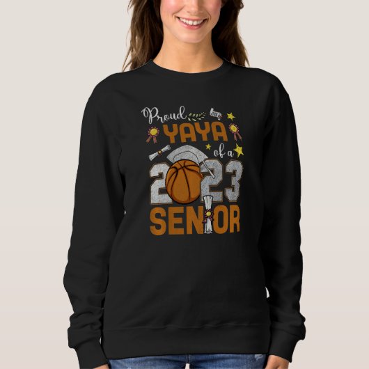 Womens Proud Yaya Of A 2023 Senior Basketball Grad スウェットシャツ (正面)