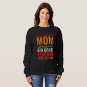 Womens Retro I Have Two Titles Mom And 5th Grade T スウェットシャツ (正面フル)