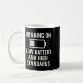 Womens Running On Low Battery And High Standards F コーヒーマグカップ (左)