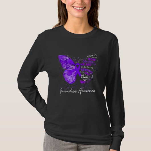 Womens Sarcoidosis Awareness Purple Ribbon Butterf Tシャツ (正面)
