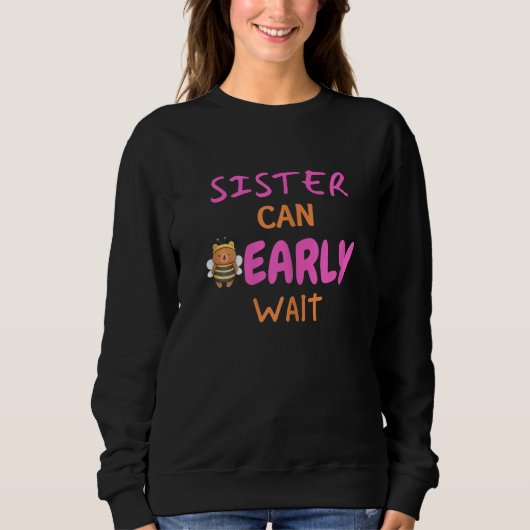 Womens Sister Can Bearly Wait girl baby shower スウェットシャツ (正面)