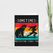 Womens Sometimes Motivation Finds You Funny Quote カード (正面)