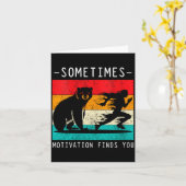 Womens Sometimes Motivation Finds You Funny Quote カード (黄色い花)