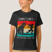Womens Sometimes Motivation Finds You Funny Quote  Tシャツ (正面)