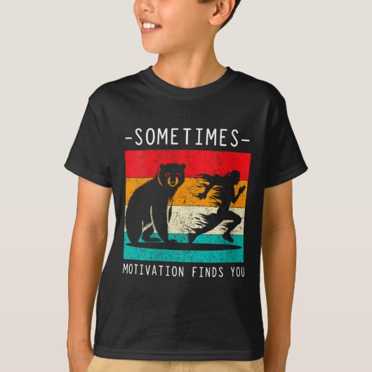 Womens Sometimes Motivation Finds You Funny Quote Tシャツ (正面)