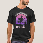 Womens The Queen Witch Lives Here Halloween Tシャツ (正面)