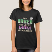 Womens Totally Proud Baker Like Mom Who’s Even Mor Tシャツ (正面)