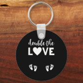 Womens Valentines Day Twin Pregnancy Announcemen V キーホルダー (正面)