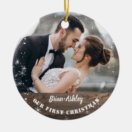 Wood素朴私たちの初めてのクリスマスはミセス・フォト セラミックオーナメント (正面)