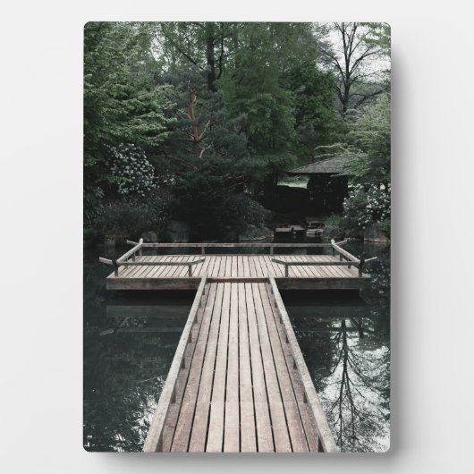 Wooden Pier framed by red Lanterns フォトプラーク (正面)