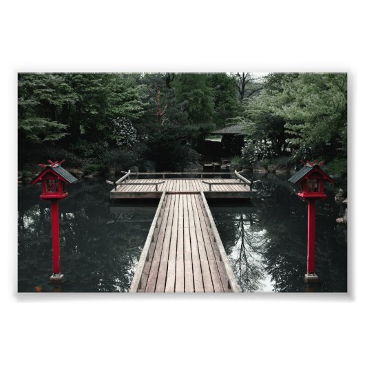 Wooden Pier framed by red Lanterns フォトプリント (正面)