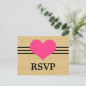 WoodgrainモダンハートRSVPポストカード、ピンク インビテーションポストカード (スタンド正面)