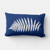 Woodland Fern、Cobalt Blueの白 ランバークッション (裏面)
