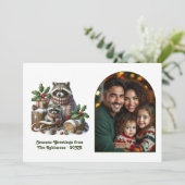 Woodland Raccoon Family Cozy Forest Christmas シーズンカード (スタンド正面)