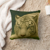 Woodland Shadeで休むホワイトタイガー クッション (ブランケット)