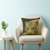 Woodland Shadeで休むホワイトタイガー クッション (椅子)