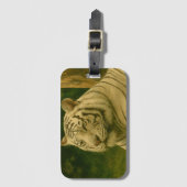 Woodland Shadeで休むホワイトタイガー ラゲッジタグ (正面縦)