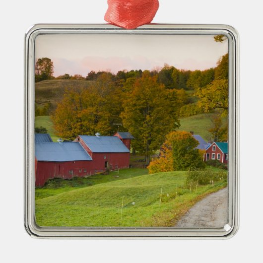 Woodstock、ヴァーモントのJenneの農場。 落下 メタルオーナメント (正面)