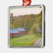 Woodstock、ヴァーモントのJenneの農場。 落下 メタルオーナメント (左)