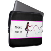Work For It – バトルロープフィットネス白黒 ラップトップスリーブ (正面右)