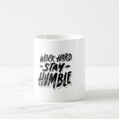 work hard and stay humble コーヒーマグカップ (中央)