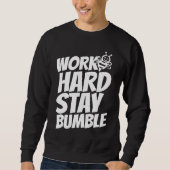 Work hard stay bumble スウェットシャツ (正面)
