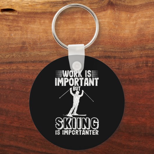 Work Is Important But Skiing Is Importanter Funny キーホルダー (正面)