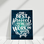 「Work on Yourself」レトロ感動的引用文 ポスター<br><div class="desc">「自分で働く」レトロ引用文ポスターで宇宙を高め感動的る。このデザインやる気を起こさせるは「今まで働く最高のことのないプロジェクトは自分自身だ」というメッセージを取り上げ、レトロな美学と高揚感のあるインスピレーションを融合させた作品である。自己改善とポジティブ性が鍵であるあらゆる部屋に最適な、このポスターは、あなたの個人的な成長過程に投資するための毎日のリマインダーとして機能する。</div>