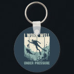 Work Well Under Pressure Funny Scuba Diving Puns キーホルダー<br><div class="desc">Vintage and retro diving design for recreational scuba diver and professional deep sea diver. This funny and humorous merchandise is great for those who love scuba diving, snorkeling and exploring the ocean. Perfect for anyone who love to dive and swim underwater among sharks and fishes. Great Christmas gift and birthday...</div>