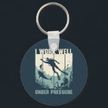 Work Well Under Pressure Funny Scuba Diving Puns キーホルダー<br><div class="desc">Vintage and retro diving design for recreational scuba diver and professional deep sea diver. This funny and humorous merchandise is great for those who love scuba diving, snorkeling and exploring the ocean. Perfect for anyone who love to dive and swim underwater among sharks and fishes. Great Christmas gift and birthday...</div>