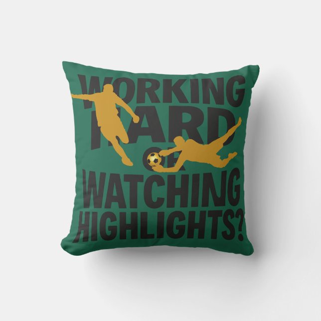 Working Hard Or Watching Highlights 面白いサッカー アウトドアクッション (正面)