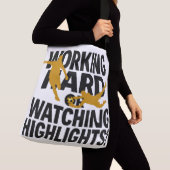 Working Hard Or Watching Highlights 面白いサッカー クロスボディバッグ (クローズアップ)