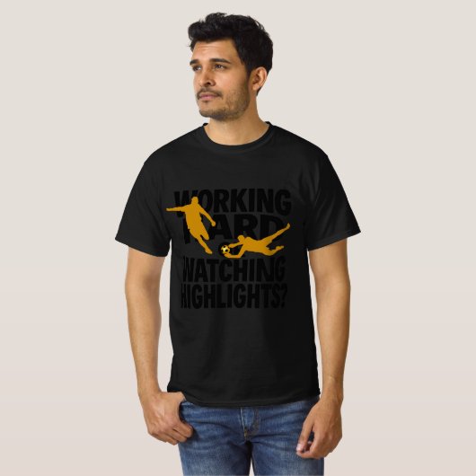 Working Hard Or Watching Highlights 面白いサッカー Tシャツ (正面フル)