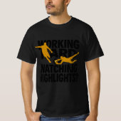 Working Hard Or Watching Highlights 面白いサッカー Tシャツ (正面)