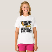Working Hard Or Watching Highlights 面白いサッカー Tシャツ (正面フル)