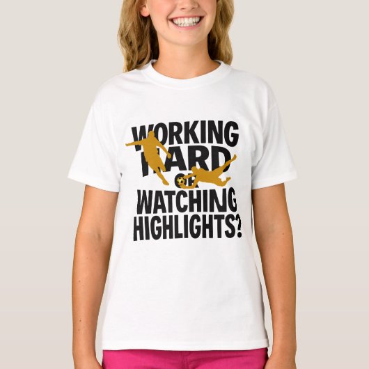 Working Hard Or Watching Highlights 面白いサッカー Tシャツ (正面)