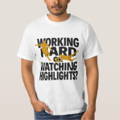 Working Hard Or Watching Highlights 面白いサッカー Tシャツ (正面)
