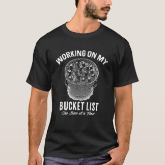 Working on My Bucket List一度に1つのビールおもしろい Tシャツ