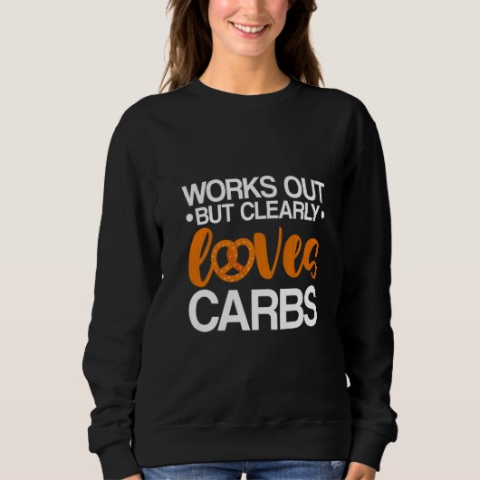 Works Out But Clearly Loves Carbs スウェットシャツ (正面)