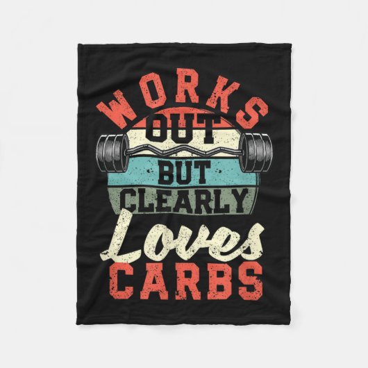 Works Out But Clearly Loves Carbs Funny Low Carb G フリースブランケット (正面)