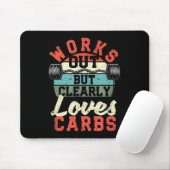 Works Out But Clearly Loves Carbs Funny Low Carb G マウスパッド (マウス)