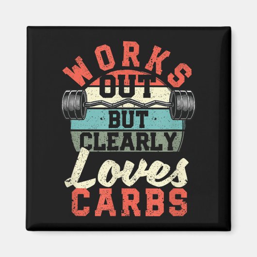 Works Out But Clearly Loves Carbs Funny Low Carb G マグネット (正面)