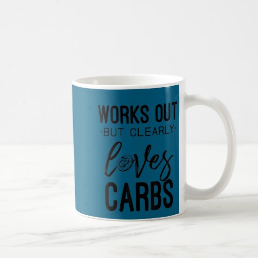 Works Out But Clearly Loves Carbs Funny Workout Mo コーヒーマグカップ (右)