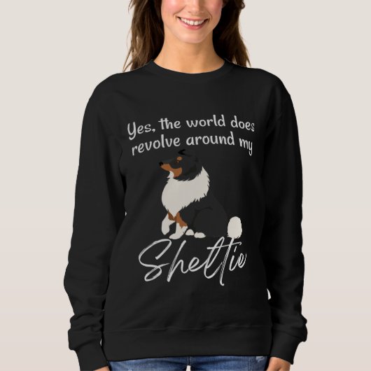 World Revolves Around TRI Sheltie Cute Sheltie Mom スウェットシャツ (正面)
