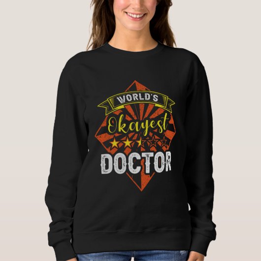World s Okayest Doctor Nurse Nursing Top Cure Surg スウェットシャツ (正面)