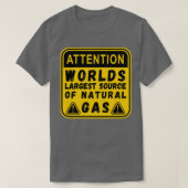 Worlds Largest Source OF Natural Gas Funny Saying Tシャツ (デザイン正面)