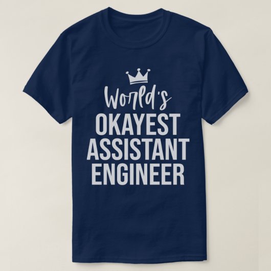 Worlds Okayestアシスタントおもしろいアシスタント Tシャツ (デザイン正面)
